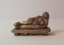 Sculpture de femme allongée en bronze.