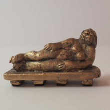 Sculpture de femme allongée en bronze.