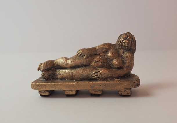 Tsha-Wa, la femme à l'oiseau. Sculpture de femme allongée en bronze.