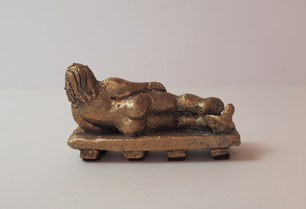Sculpture de femme allongée en bronze vue de dos